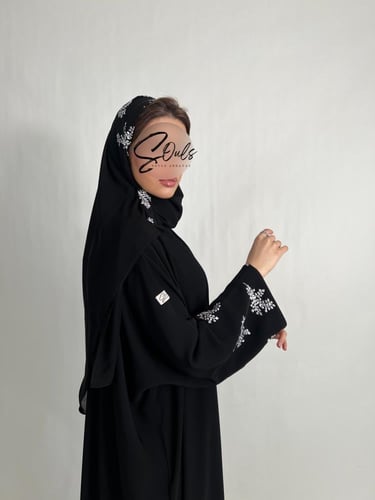 عبايه بتطريز أبيض