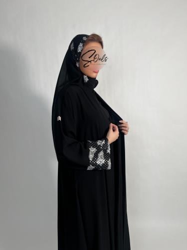 عبايه بطرف أبيض وأسود