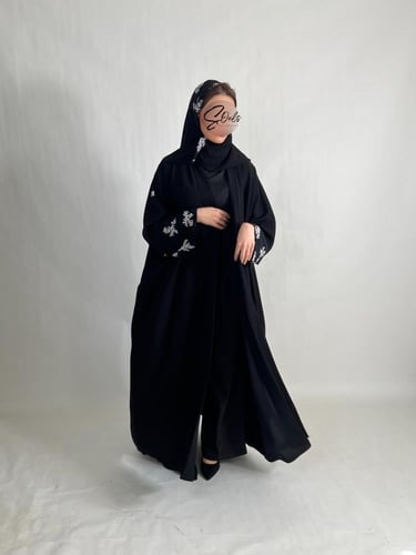 عبايه بتطريز أبيض