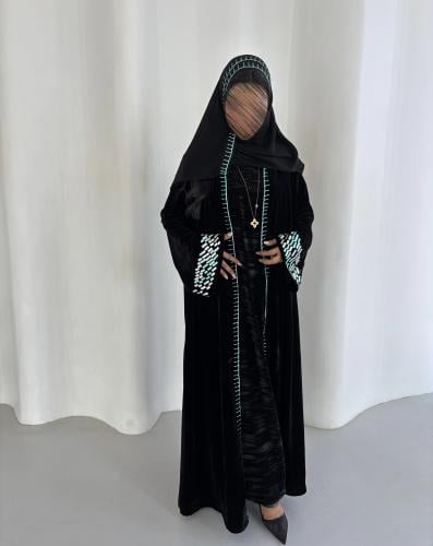 مخمل اسود بتطريز نيلي