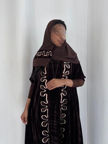 مخمل بني بتطريز يدوي