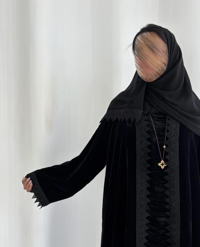 عباية مخمل أسود