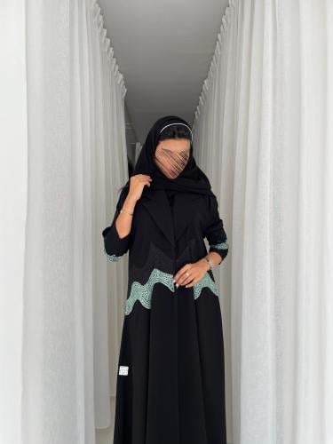 عبايه اسود بتطريز يدوي