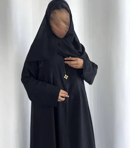 كريب فاخر أسود بتطريز يدوي أسود بمنتصف العباية وطرف الطرحة والأكمام