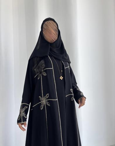 عباية أسود فاحم تطريز بيج