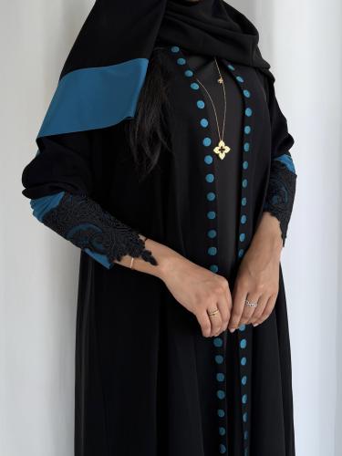 عباية سترتش تركوازي يعلوها كلفه دانتيل فرنسي تصنيع خاص BYHILA × تطريز يدوي