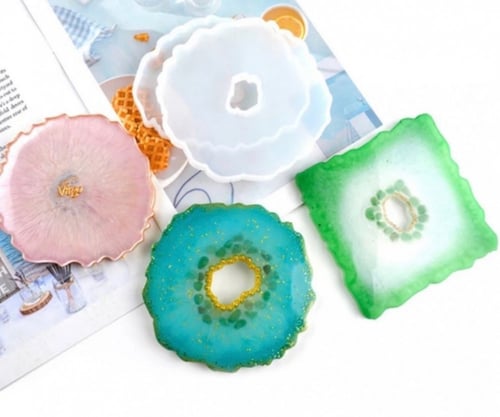 قالب كوستر مع فتحه في الوسط متعرج الاطراف دائري مق...