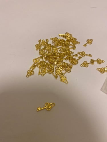 اكسسورات شكل مفاتيح لون ذهبي 12حبه