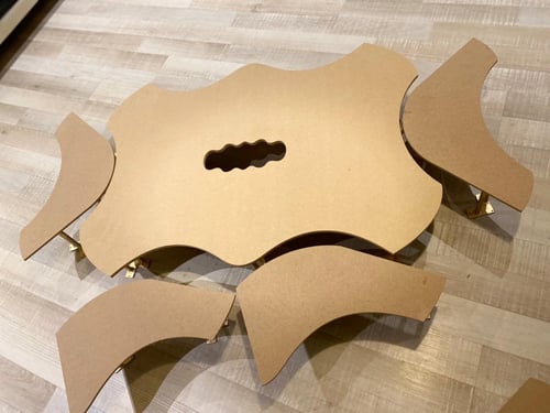 ارجل طاولات لون ذهبي بالحبه