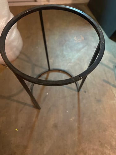 متوفره قطعه وحده فقط طاوله لون اسود قطرها 33 ارتفا...