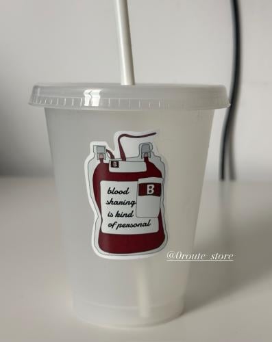 كوب بلاستيك بتصميم blood bag