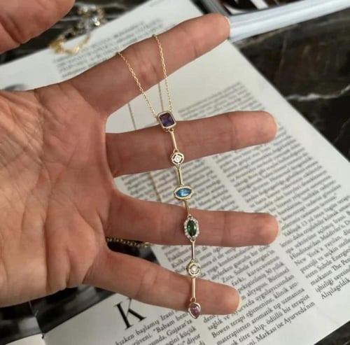 عقد الاحجار الملونه