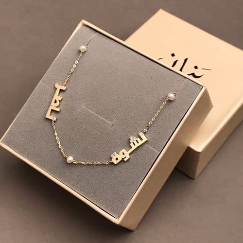 عقد إسمين أو اكثر مزين بلؤلؤ