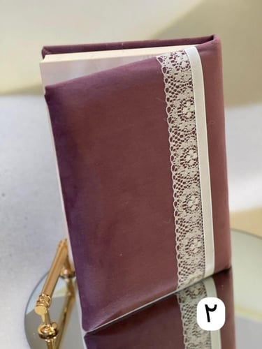 مصحف ملبس باسفج مغلف بمخمل لون بنك يقدم ببوكس