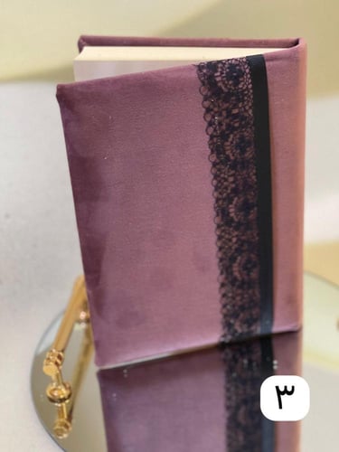 مصحف ملبس باسفج مغلف بمخمل لون بنك يقدم ببوكس