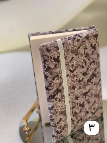 مصحف ملبس باسفج مغلف بمخمل يقدم ببوكس انيق