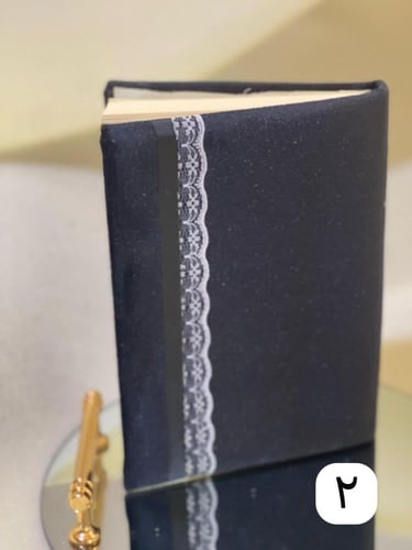 مصحف ملبس باسفج مغلف بمخمل لون اسود يقدم ببوكس