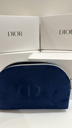 حقيبة ميك اب ديور كحليه