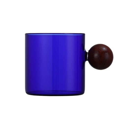 كوب زجاجي بمقبض خشبي