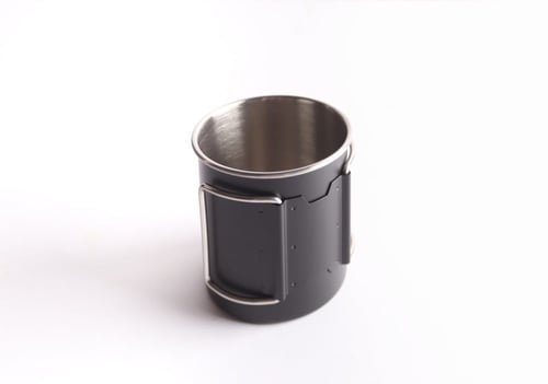 كوب بمقبض قابل للطي باللون الأسود