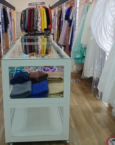 معرض ازياء نسائية للبيع العاجل بالخبر