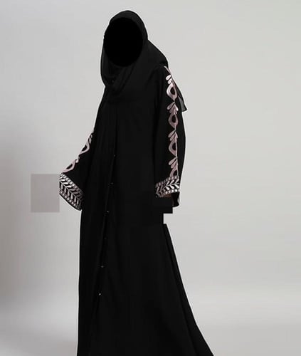 عباية كريب سادة مطرزة الاكمام