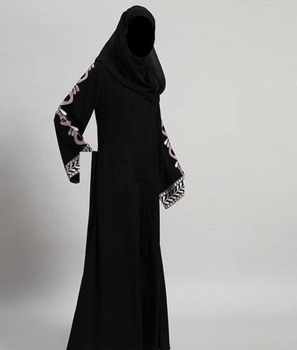 عباية كريب سادة مطرزة الاكمام