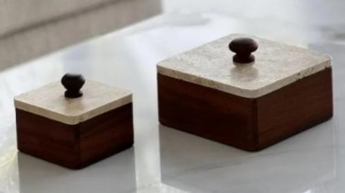 علبه خشب بغطاء من الترافنتين صغير