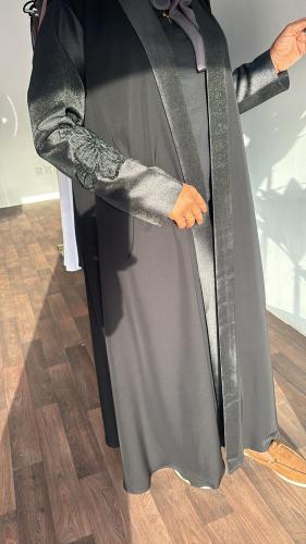 عبايه انيقه لون اسود بتطريز على الاكمام