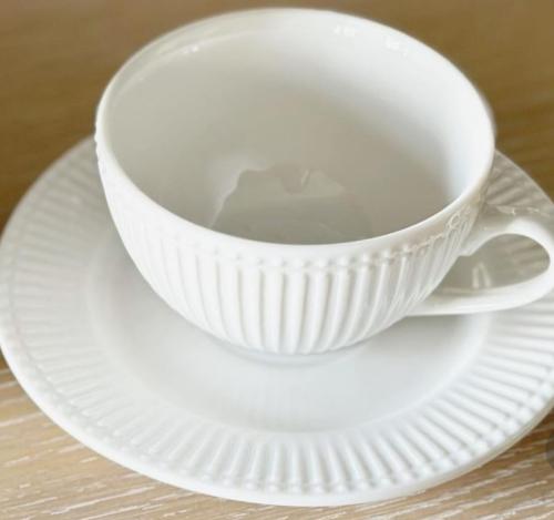 كوب لون ابيض مع صحن