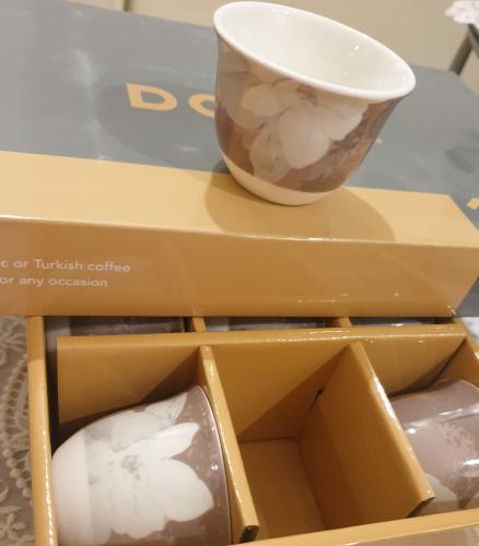 طقم فناجين ١٢ قطعه لون وردي مع ابيض نقش ورده