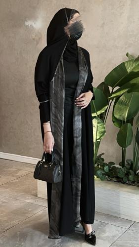 عباية سوداء أنيقة مع شال بتصميم عصري