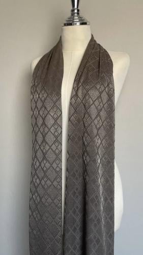 طرحة زيتي بترولي بنقش بسيط وتفاصيل أنيقة