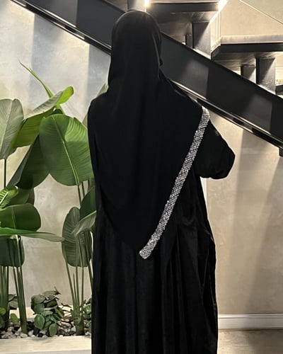 عباية سوداء بتطريز ناعم بتصميم أنيق لإطلالة راقية