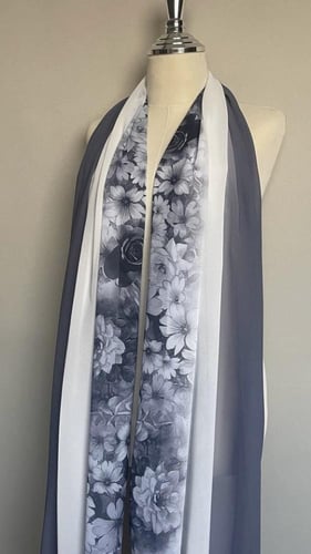 طرح بيضاء مموجه ومزينة بورود باللون الابيض والرماد...