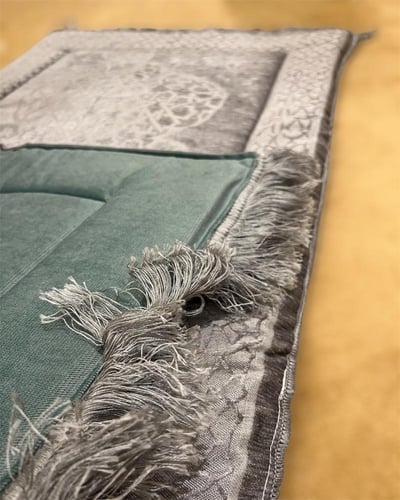 سجادة رمادي مبطنة