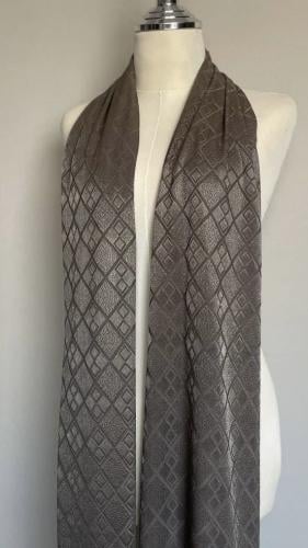 طرحة منقوشة باللون زيتي الغامق