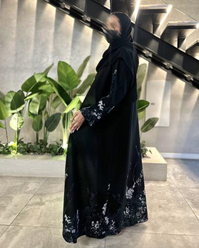 عباية سوداء منقوشة نقش ناعم بتصميم هادئ