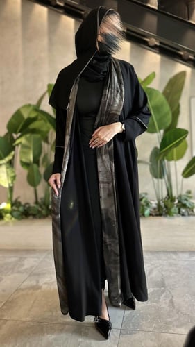 عباية سوداء أنيقة مع شال بتصميم عصري