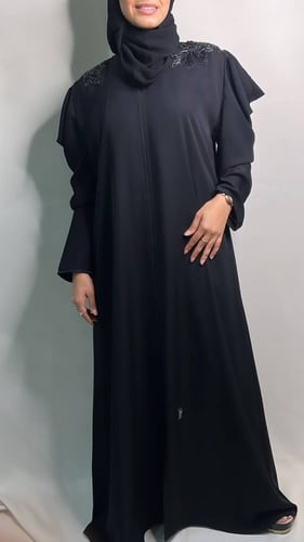 عباية سوداء بكِلفة مطرزة على الكتف بتصميم أنيق ولم...