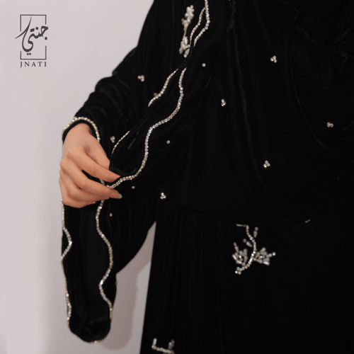 عباية سوداء بقماش مخمل لف مزينة بتطريز يدوي وفصوص...