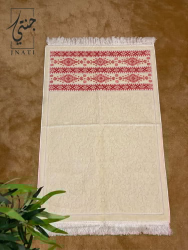 سجاد بيج منقوش في طرف الجادة باللون الوردي