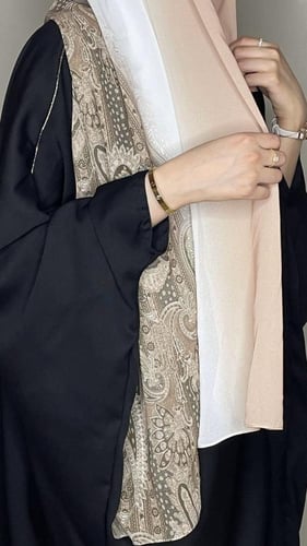 طرحة مموجه ومزينة بنقش ملون لتصميم أنثوي