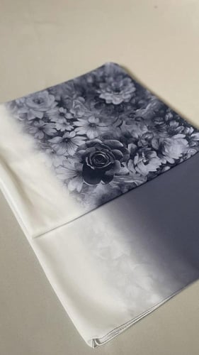 طرح بيضاء مموجه ومزينة بورود باللون الابيض والرماد...