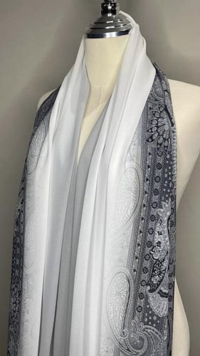 طرحة مموجه ومزينة بنقش ملون لتصميم أنثوي