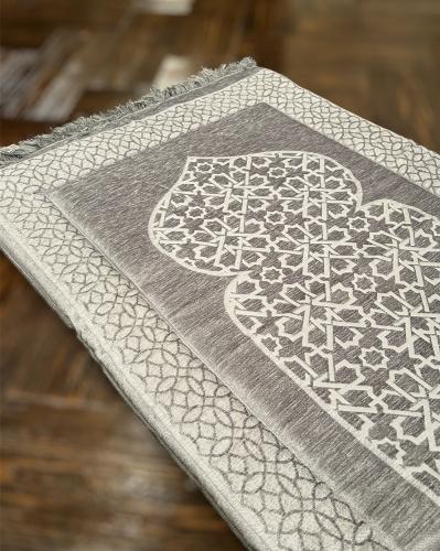 سجادة رمادي مبطنة