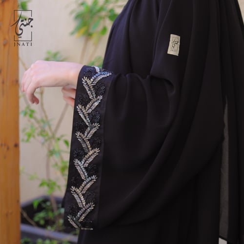 عباية طقطق بقماش نصف القمر وكم واسع مزين بكلفة عري...