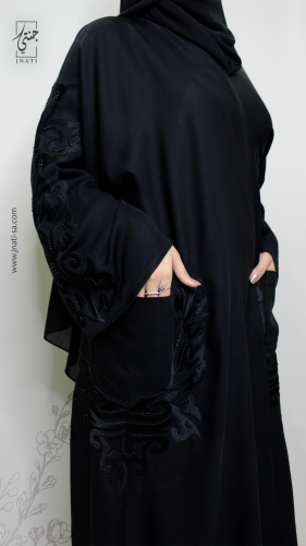 عباية سوداء مفتوحة بقصة واسعة مع جيوب مطرزة وتطريز...