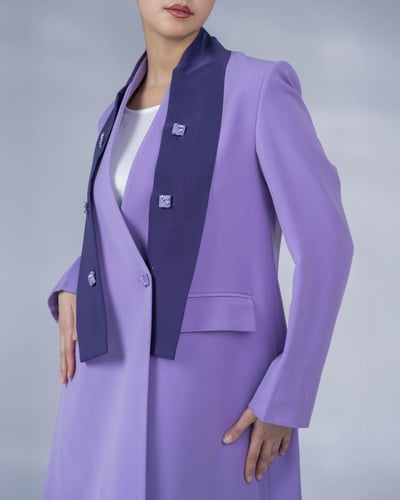 عباية بليزر لافندر أنيفي قماش كريب ناعم بياقة مزدو...