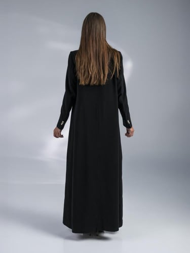 عباية بليزر سوداء مع بلوزة كتان